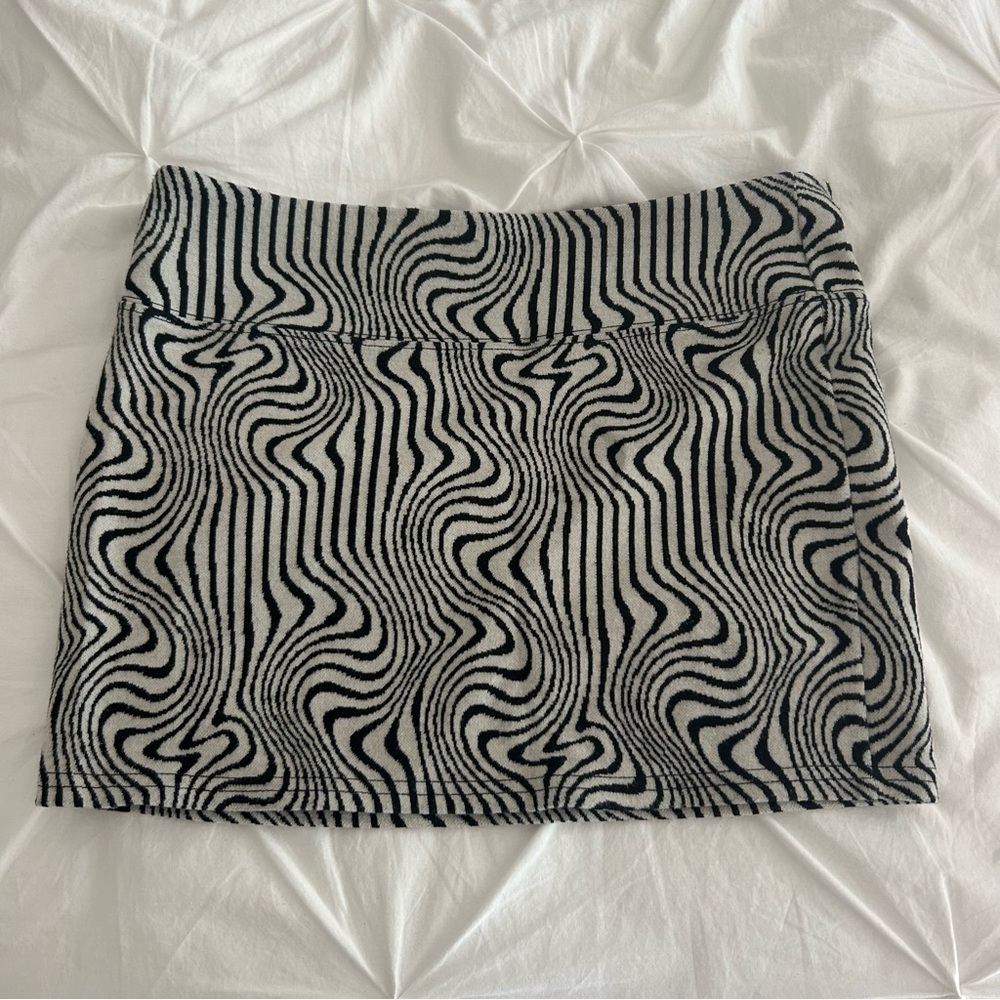 URBAN OUTFITTERS BLACK AND WHITE MINI SKIRT